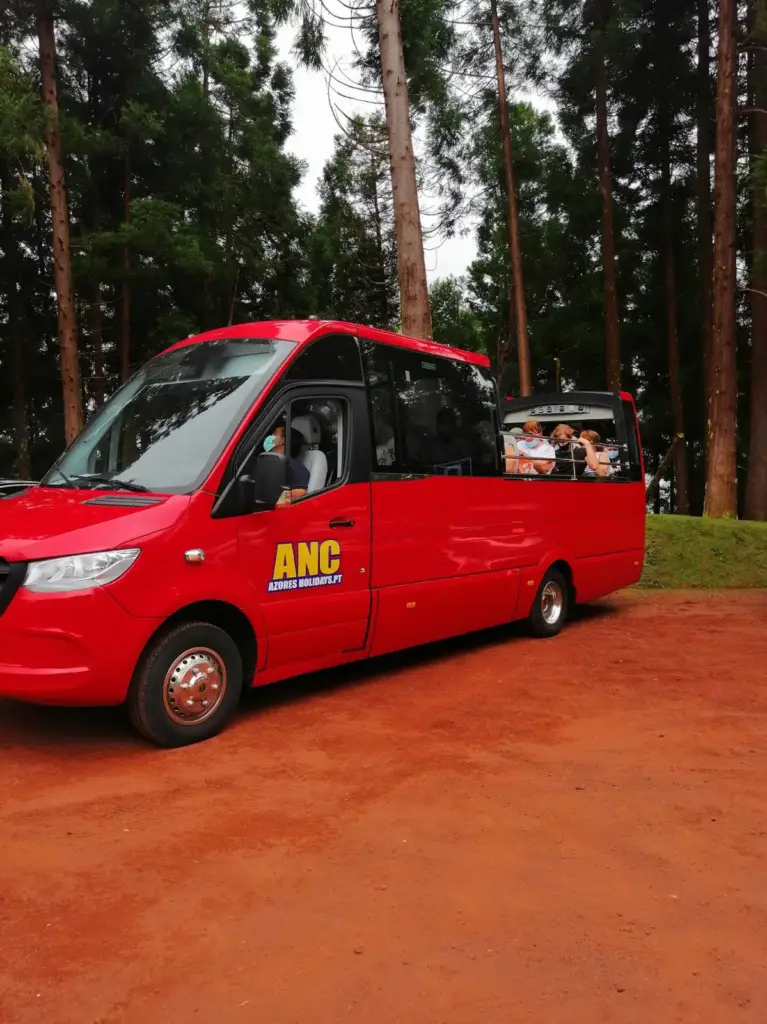 Minibus conversível Mercedes capacidade 21+2 passageiros